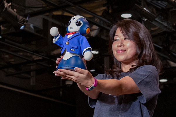 【ロボコレ2019 写真レポート(1)】20社総勢80体のロボットのファッションショー全部見せます！Sota、ATOM、Tapia、uniboなど