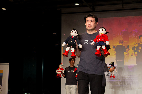 【ロボコレ2019 写真レポート(1)】20社総勢80体のロボットのファッションショー全部見せます！Sota、ATOM、Tapia、uniboなど