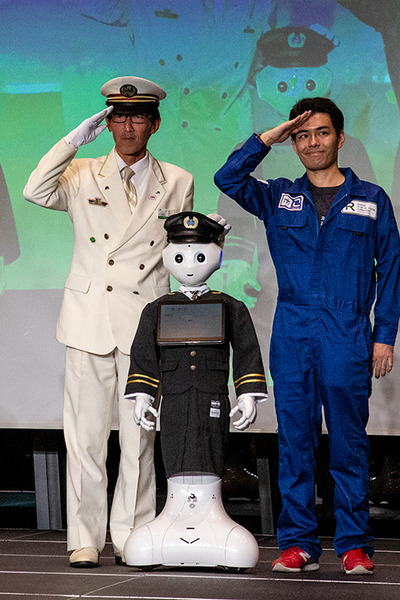 【ロボコレ2019 写真レポート(2)】サプライズゲストがランウェイに！RoBoHoN、Pepper、ビッグクラッピーなど登場