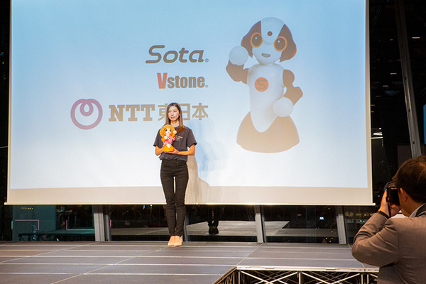 【ロボコレ2019 写真レポート(3)】公式ファッション初公開のロボットも！Qoobo、Relay、Robi、aiboなどが登場