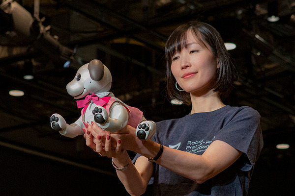 【ロボコレ2019 写真レポート(3)】公式ファッション初公開のロボットも！Qoobo、Relay、Robi、aiboなどが登場