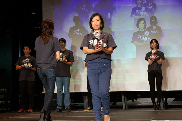 【ロボコレ2019 写真レポート(3)】公式ファッション初公開のロボットも！Qoobo、Relay、Robi、aiboなどが登場