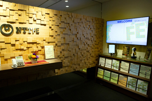 受付や観光、商品紹介やメニューを多言語でロボット「Sota」がご案内　最新の会話技術を搭載したNTTテクノクロスの「AMARYLLIS」(アマリリス)