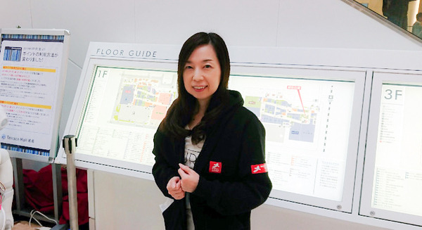 チラシを配る３体のPepper達が子供たちに大人気！人気の秘密は「3体ちがうキャラクター付け」と「チラシ配りテクニック」