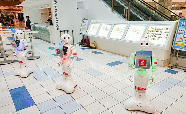 チラシを配る３体のPepper達が子供たちに大人気！人気の秘密は「3体ちがうキャラクター付け」と「チラシ配りテクニック」