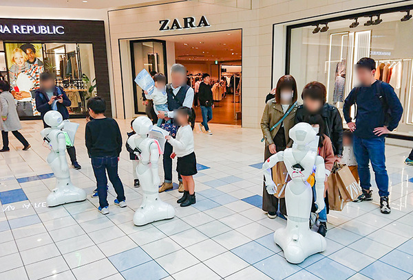 チラシを配る３体のPepper達が子供たちに大人気！人気の秘密は「3体ちがうキャラクター付け」と「チラシ配りテクニック」