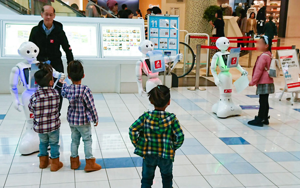 チラシを配る３体のPepper達が子供たちに大人気！人気の秘密は「3体ちがうキャラクター付け」と「チラシ配りテクニック」