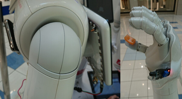 チラシを配る３体のPepper達が子供たちに大人気！人気の秘密は「3体ちがうキャラクター付け」と「チラシ配りテクニック」