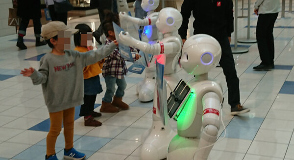 チラシを配る３体のPepper達が子供たちに大人気！人気の秘密は「3体ちがうキャラクター付け」と「チラシ配りテクニック」