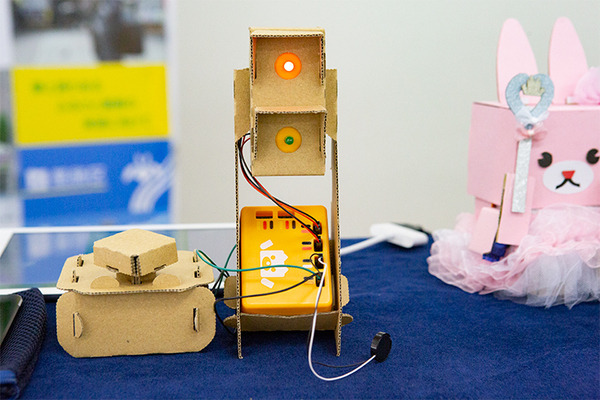 葛飾区とタカラトミー、NTTドコモがプログラミング教育で連携　ダンボールロボットキット「embot」(エムボット)を小学校等で採用へ