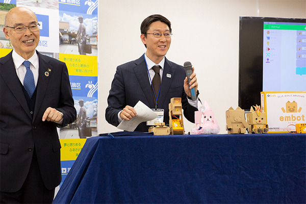 葛飾区とタカラトミー、NTTドコモがプログラミング教育で連携　ダンボールロボットキット「embot」(エムボット)を小学校等で採用へ