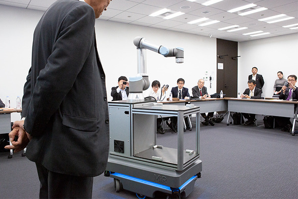 ユニバーサルロボットがバッテリー駆動の協働ロボットを発表　AGVや自律型モバイルロボット向け