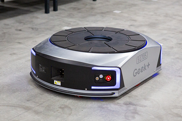 佐川が「棚ごと運ぶ自動搬送ロボット」をEC物流倉庫に導入　システムの全容を報道陣に公開　SGL蓮田営業所