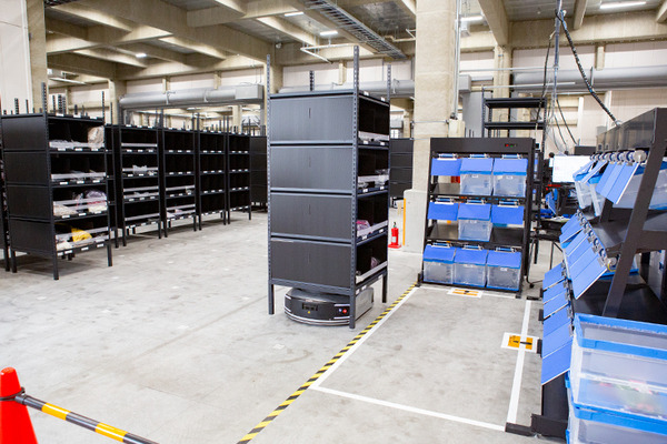 佐川が「棚ごと運ぶ自動搬送ロボット」をEC物流倉庫に導入　システムの全容を報道陣に公開　SGL蓮田営業所