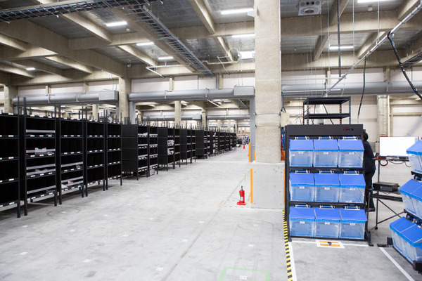 佐川が「棚ごと運ぶ自動搬送ロボット」をEC物流倉庫に導入　システムの全容を報道陣に公開　SGL蓮田営業所