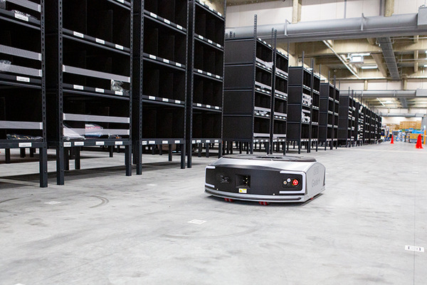 佐川が「棚ごと運ぶ自動搬送ロボット」をEC物流倉庫に導入　システムの全容を報道陣に公開　SGL蓮田営業所