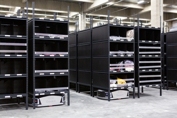 佐川が「棚ごと運ぶ自動搬送ロボット」をEC物流倉庫に導入　システムの全容を報道陣に公開　SGL蓮田営業所