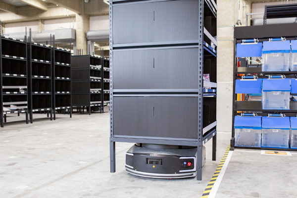 佐川が「棚ごと運ぶ自動搬送ロボット」をEC物流倉庫に導入　システムの全容を報道陣に公開　SGL蓮田営業所