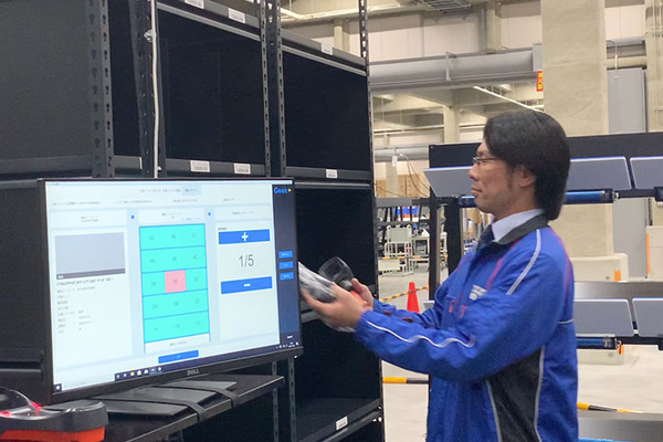 佐川が「棚ごと運ぶ自動搬送ロボット」をEC物流倉庫に導入　システムの全容を報道陣に公開　SGL蓮田営業所