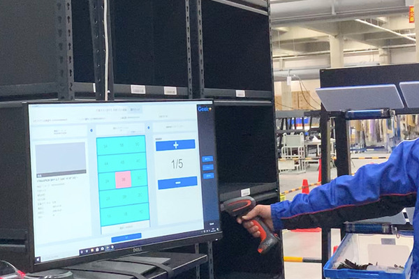 佐川が「棚ごと運ぶ自動搬送ロボット」をEC物流倉庫に導入　システムの全容を報道陣に公開　SGL蓮田営業所