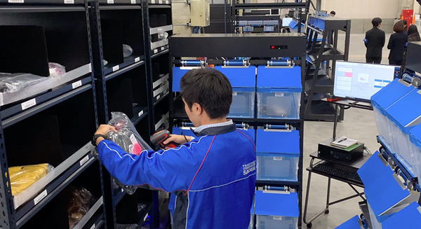 佐川が「棚ごと運ぶ自動搬送ロボット」をEC物流倉庫に導入　システムの全容を報道陣に公開　SGL蓮田営業所