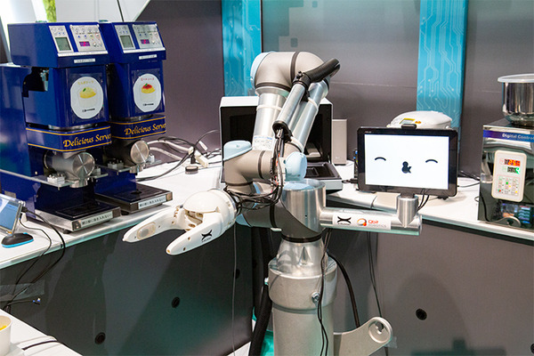 ロボットパスタカフェや駅弁・スイーツの無人販売など最新技術がズラリ　「未来の駅」を大宮で体験