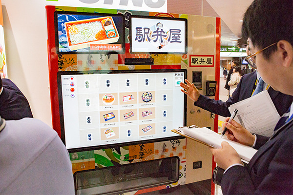 ロボットパスタカフェや駅弁・スイーツの無人販売など最新技術がズラリ　「未来の駅」を大宮で体験