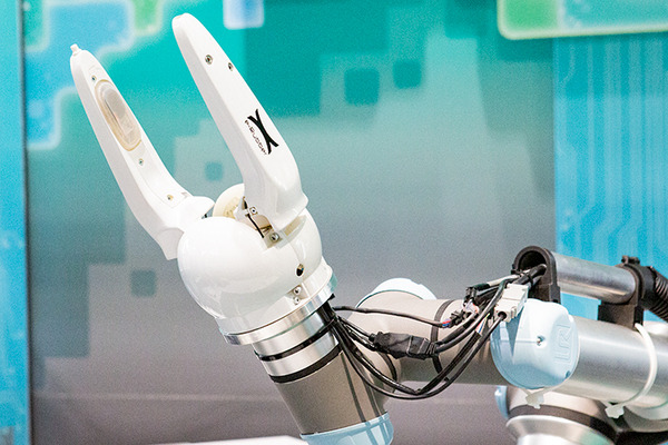 柔らかいものを優しくつかめるロボット「触覚ハンド」を製品化へ　豊田合成の次世代ゴム「e-Rubber」を使った最先端ハプティクス技術