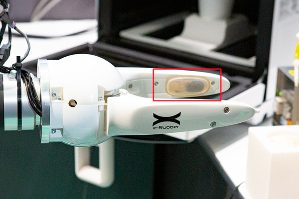 柔らかいものを優しくつかめるロボット「触覚ハンド」を製品化へ　豊田合成の次世代ゴム「e-Rubber」を使った最先端ハプティクス技術