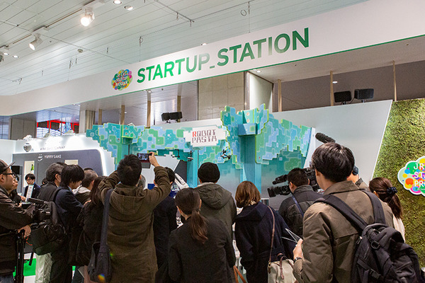 柔らかいものを優しくつかめるロボット「触覚ハンド」を製品化へ　豊田合成の次世代ゴム「e-Rubber」を使った最先端ハプティクス技術