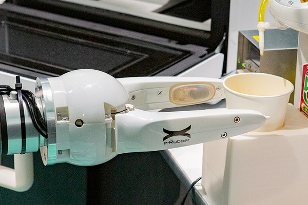 柔らかいものを優しくつかめるロボット「触覚ハンド」を製品化へ　豊田合成の次世代ゴム「e-Rubber」を使った最先端ハプティクス技術