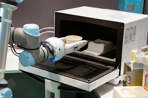 柔らかいものを優しくつかめるロボット「触覚ハンド」を製品化へ　豊田合成の次世代ゴム「e-Rubber」を使った最先端ハプティクス技術