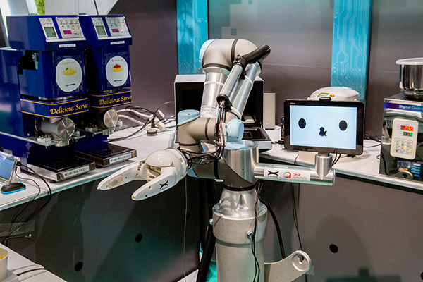 柔らかいものを優しくつかめるロボット「触覚ハンド」を製品化へ　豊田合成の次世代ゴム「e-Rubber」を使った最先端ハプティクス技術