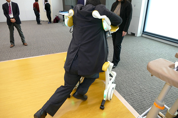 幸和製作所と産総研、転倒防止ロボット歩行車を開発 座らせきり介護ゼロを目指す