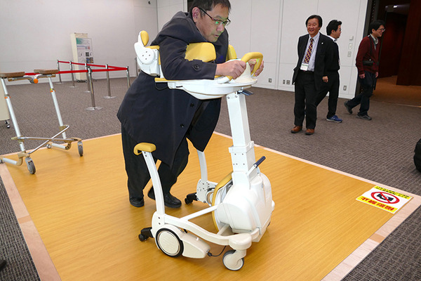 幸和製作所と産総研、転倒防止ロボット歩行車を開発 座らせきり介護ゼロを目指す