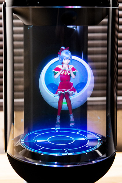 【速報】Gateboxの美少女AI「逢妻ヒカリ」がアップデート　クリスマスは「俺の嫁」と過ごしたい　