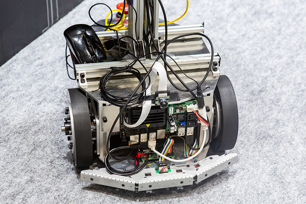 ヴイストンがNVIDIA Jetson Nano搭載の自動運搬ロボット「JetBot Mega」を発表　可搬重量約40kgの二輪駆動　国際ロボット展で稼働展示