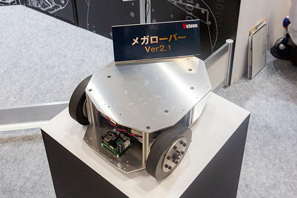 ヴイストンがNVIDIA Jetson Nano搭載の自動運搬ロボット「JetBot Mega」を発表　可搬重量約40kgの二輪駆動　国際ロボット展で稼働展示