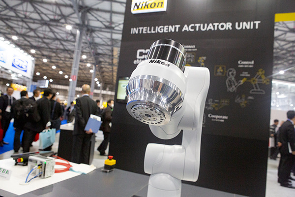 「2019国際ロボット展」開幕レポート　見どころとオススメのポイントは? 人協働ロボット、テレプレゼンス、AGV連携、そしてハンコ押し?