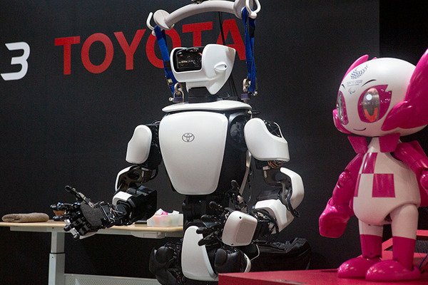 トヨタ　アバターロボット「T-HR3」と東京2020ロボット「ミライトワ」「ソメイティ」がコラボした先進のパフォーマンスを披露