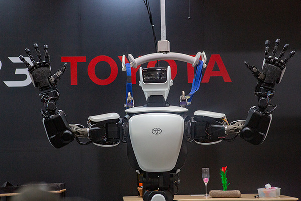トヨタ　アバターロボット「T-HR3」と東京2020ロボット「ミライトワ」「ソメイティ」がコラボした先進のパフォーマンスを披露