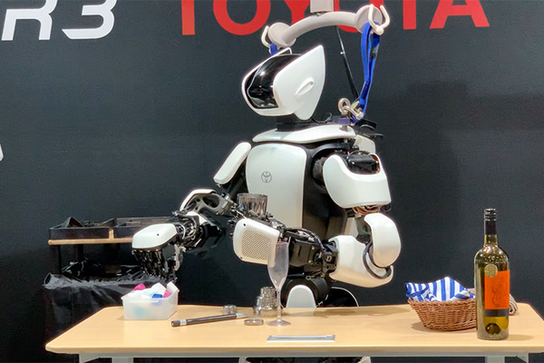 トヨタ　アバターロボット「T-HR3」と東京2020ロボット「ミライトワ」「ソメイティ」がコラボした先進のパフォーマンスを披露