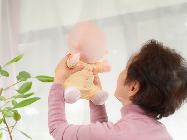 顔がないのはなぜ?　ヴイストンが癒やし効果の赤ちゃんロボット かまって「ひろちゃん」発表
