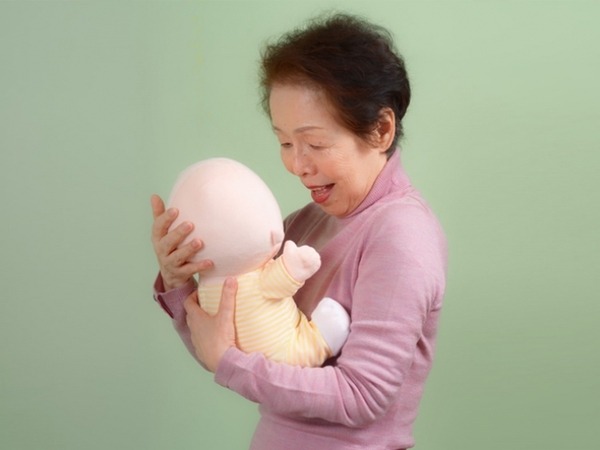 顔がないのはなぜ?　ヴイストンが癒やし効果の赤ちゃんロボット かまって「ひろちゃん」発表