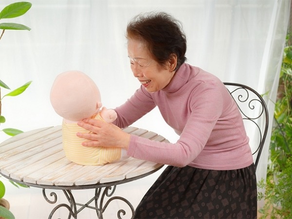 顔がないのはなぜ?　ヴイストンが癒やし効果の赤ちゃんロボット かまって「ひろちゃん」発表