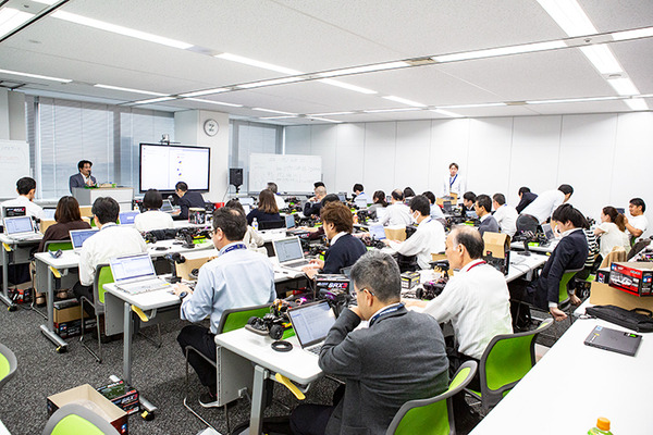 NTTコムエンジが社員のAI学習教材に Jetson Nano搭載「JetRacer」を採用　深層学習とAI推論を体験　マクニカらが提供