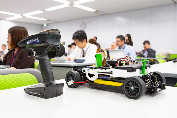 NTTコムエンジが社員のAI学習教材に Jetson Nano搭載「JetRacer」を採用　深層学習とAI推論を体験　マクニカらが提供