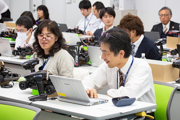 NTTコムエンジが社員のAI学習教材に Jetson Nano搭載「JetRacer」を採用　深層学習とAI推論を体験　マクニカらが提供