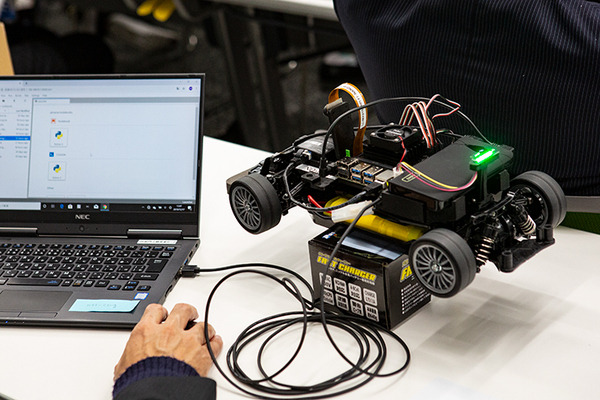 NTTコムエンジが社員のAI学習教材に Jetson Nano搭載「JetRacer」を採用　深層学習とAI推論を体験　マクニカらが提供