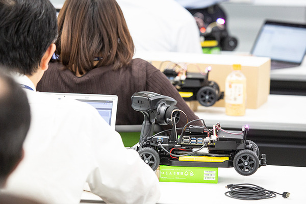 NTTコムエンジが社員のAI学習教材に Jetson Nano搭載「JetRacer」を採用　深層学習とAI推論を体験　マクニカらが提供